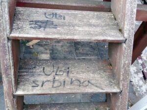 SRAMOTNO: Grafit “Ubi Srbina” i kukasti krst na dječijem igralištu u Livnu