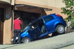 NEZGODA U DOBOJU: Vozaču pozlilo tokom vožnje, pa udario u zgradu