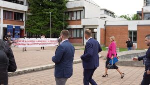 PROTEST: Stanivukovića ispred Pravnog fakulteta dočekali studenti sa transparentom