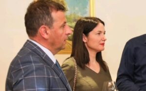 Gdje ću, kud ću, pa “pod suknju” Jelene Trivić – Nebojša Vukanović bježao od Duška Perovića
