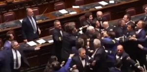 Tuča u italijanskom parlamentu, jednog od poslanika izveli u kolicima