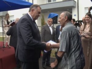 Dodik uručio ključeve za 12 stanova u Amajlijama: Svečan dan, rješavamo važno pitanje