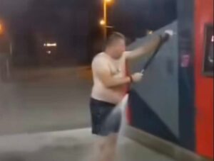 Banjalučani primorani da se kupaju na auto perionicama Draškovih saradnika