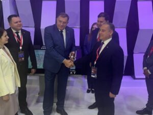 Dodiku uručena medalja “Predsjedničke biblioteke Јeljcin”; Predsjednik Srpske poklonio knjigu “Na Drini ćuprija”