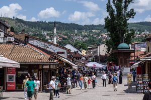 Građani Sarajeva u strahu: Pancir i šljem kao nova svakodnevna oprema?