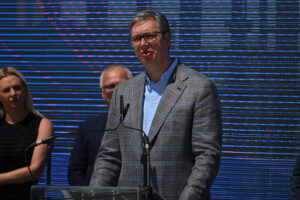 Vučić: Bećirović i Helez neka se bave rezolucijama i dronovima, a Srbija će putevima i rastom