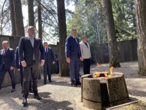 Služen pomen i položeno cvijeće za žrtve na Kozari