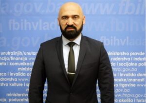 Ramo Isak helikopterom FUP-a i uz pjesmu zbog koje je kažnjen otišao u Potočare (VIDEO)
