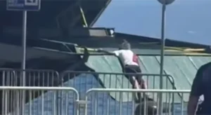 NIJE IMAO ZA KARTU: Putnik se okačio za rampu trajekta da otplovi do Visa