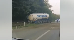 Nezgoda kod Doboja: Cisternom sletio sa puta