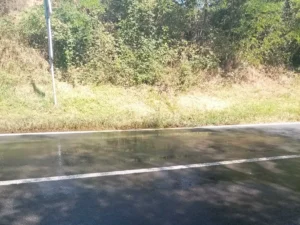 U Potkozarju lije voda danima niz magistralni put, nadležnih iz Vodovoda nigdje FOTO/VIDEO