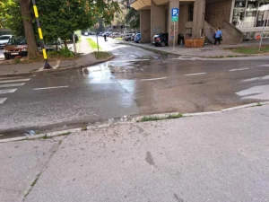 BANJA LUKA NA VODI: U Boriku već sedam dana voda plavi kolovoz, nadležnih ni na vidiku VIDEO