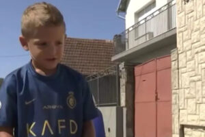 Šestogodišnji Nikola prodaje igračke kako bi pomogao bolesnoj djeci
