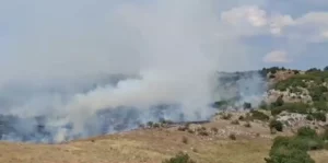 Helikopteri Srpske i Srbije gase požar kod Gacka