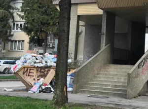 Smrad i smeće pred ulazom: Stanari u centru Banjaluke poručuju – dosta je neodgovornosti