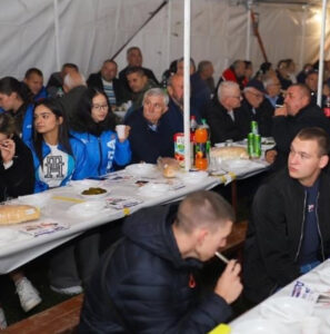 PRAZNE TRIBINE PDP-a: Građanima pune uši praznih priča i lažnih obećanja (FOTO)