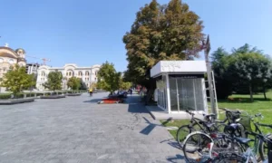 Poznati diler postavio kiosk u centru grada: Betonirana još jedna zelena površina