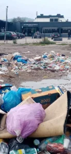 Ogromne gomile smeća u Lazarevu: Gradske vlasti uklonile kontejnere, a otpad ostavljen na ulicama