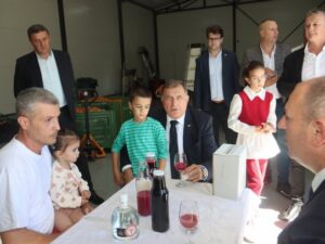 Predsjednik Srpske posjetio višečlanu porodicu Prtilo i gazdinstvo Popovića u Trebinju FOTO