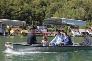 Dodik i Vučić provozali se zvorničkim jezerom