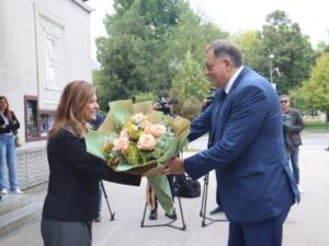 Dodik sa Grbićevom: Obišao veliku scenu Narodnog pozorišta i najavio podršku od milion KM