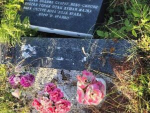 Oskrnavljeno pravoslavno groblje na Plamenicama kod Ključa (FOTO)