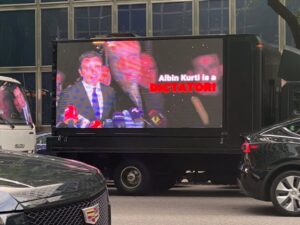 Ulicama Njujorka prolaze kamioni koji prikazuju teror Aljbina Kurtija nad Srbima (FOTO/VIDEO)