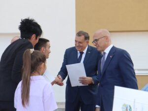 Dodik nakon dodjele ključeva u Srpcu: Platiću stan porodici sa troje djece (VIDEO)