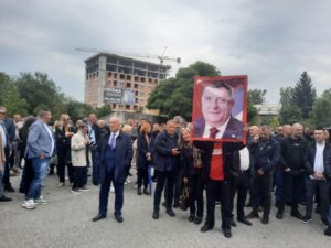 Veliki broj građana pred Sudom BiH; Podrška Dodiku i Lukiću FOTO