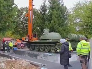 Kakvu poruku mladima šalje Benjamina Karić postavljanjem tenka između dvije škole?