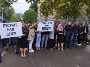 Protest porodica uhapšenih srpskih mladića ispred policijske stanice u KiM