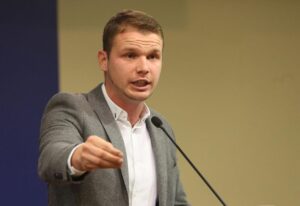 SKANDAL: Stanivuković vrijedne radnike protjerao, a kriminalce štiti!