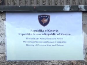 Nasilno postavljene table prištinskih institucija na zgradama koje je zauzela policija u Leposaviću