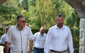 Vjerovali ili ne: Kandidat SDS-a za načelnika Kozarske Dubice zaposlen u Opštinskoj upravi Teslić