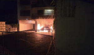 Izgorio skupocjeni “porše” u Banjaluci, prethodno poliven benzinom?