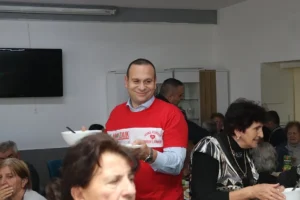 Šobot u društvu starijih sugrađana