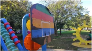 Raspao se Ćirilični park, jedva izdržao izbore FOTO
