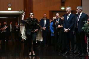 Senatorka prekinula obraćanje kralja Čarlsa u zgradi australijskog parlamenta: “Ti nisi moj kralj!” VIDEO