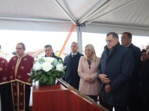 Osveštanje temelja crkve na Paprikovcu, prisustvuju Dodik i Cvijanovićeva FOTO