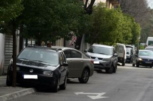 Bezobrazluk! Automobili na trotoarima tjeraju djecu na ulicu!