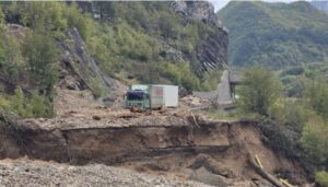 Otac i sin spasili 10 ljudi iz poplava, a onda je bujica povukla i sina