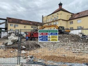 Drinić dao Tektonu 30.000 KM da mašine samo stoje pred Palasom