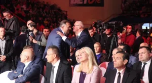 Otac Aleksandra Vučića na tribini SNSD-a