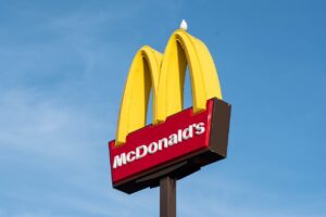 MASOVNO TROVANJE U MEKDONALDSU: Jedna osoba preminula, desetoro otrovanih širom SAD