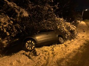 ZIMSKE SLUŽBE PONOVO ZAKAZALE: Banjaluka poledila, automobili u kanalima