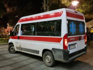 Preminuo učenik u Leskovcu, metalnim šipkama pretučen ispred srednje škole