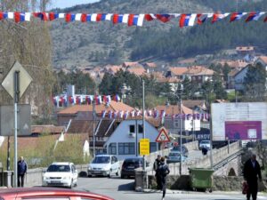 Srpska trobojka i poruka: Osvanuli plakati na sjeveru KiM (VIDEO)
