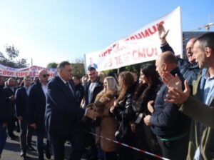 Aplauz i pjesma ispred Suda BiH