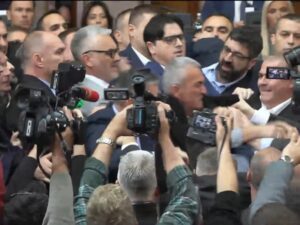 Koškanje i uvrede u parlamentu Srbije, nakratko prekinuta sjednica (VIDEO)
