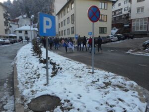 SRAMOTNO: U Srebrenici djeca ogrnuta ratnim zastavama tzv. Armije BiH